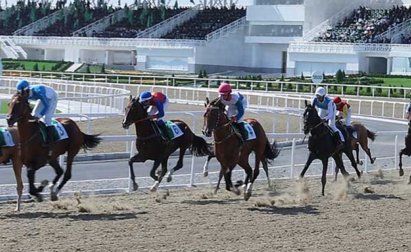 Hormatly Prezidentimiz Serdar Berdimuhamedow Aşgabat atçylyk sport toplumyndaky baýramçylyk dabaralaryna gatnaşdy