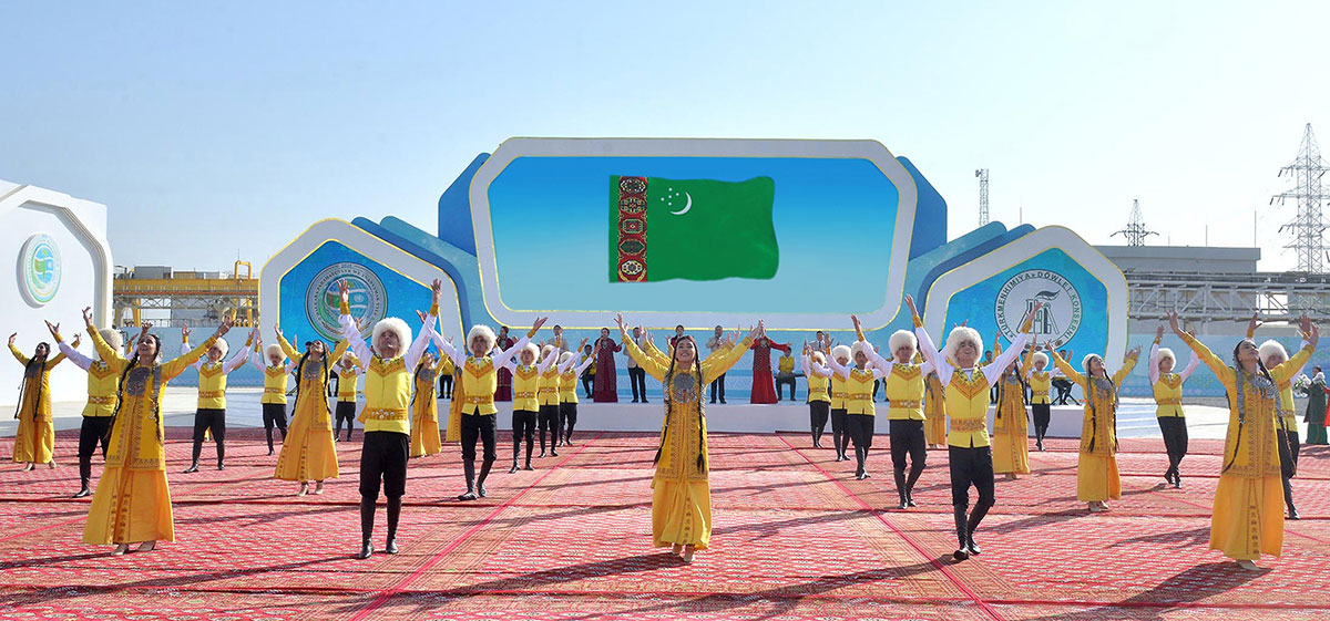 Hormatly Prezidentimiz Serdar Berdimuhamedow täze önümçilik desgasynyň düýbüni tutmak dabarasyna gatnaşdy